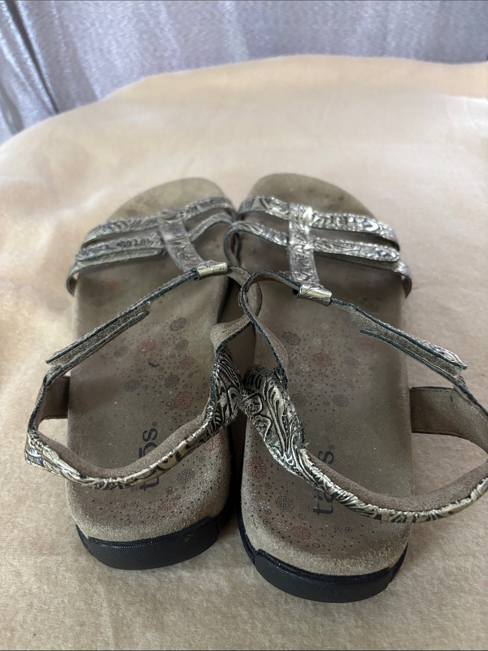Taos Embossed Strappy Sandals in Metallic Silver Sz 8 VGUC - Picture 5 of 7
